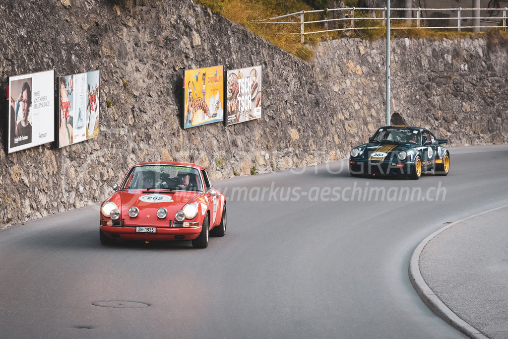 21. Arosa ClassicCar 2025 - 4. September 2025 | Urs Zellweger aus Zug (SUI) in einem Porsche ST aus dem Jahre 1969 mit Startnummer 262 und Marcel Höltschi aus Steinmaur (SUI) in einem Porsche 911 aus dem Jahre 1989 mit Startnummer 304 am Arosa ClassicCar 2025..@arosaclassiccar, @arosa.official, #arosaclassiccar, #arosa, #76curves, #classiccar, Bild: Sportfotografie Markus Aeschimann | www.markus-aeschimann.ch - Realisiert mit Pictrs.com