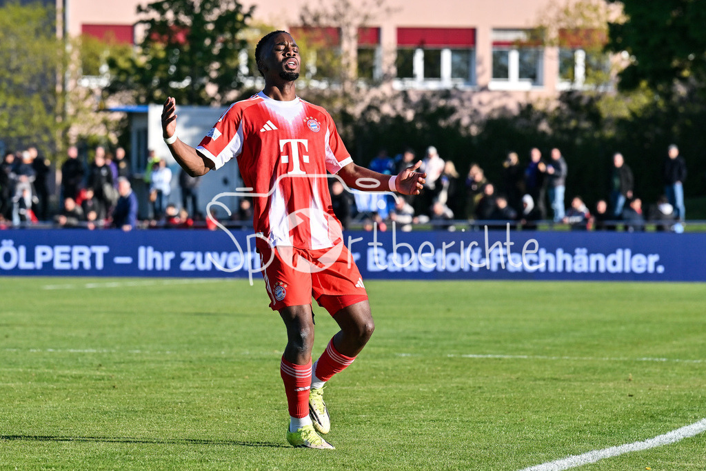 FV Illertissen - FC Bayern Amateure | ILLERTISSEN, GERMANY - 30. APRIL: im Bild Michael SCOTT (FC Bayern München II 11) / Einzelfoto / Freisteller während dem Match zwischen dem FV Illertissen den Amateuren des FC Bayern am 32. Spieltag der Regionalliga Bayern im Vöhlin Stadion
