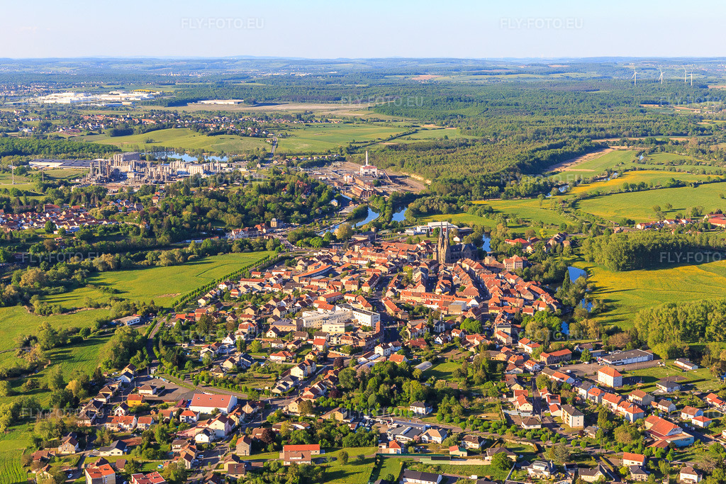 Vue aérienne: Vue de la ville depuis le sud à Sarralbe dans le département Moselle, France. Photo: IMG_146125.jpg prise le 01/05/2025 par Werner Riehm/FLY-FOTO.euRésolution de l'original: 5267 x 3511 px