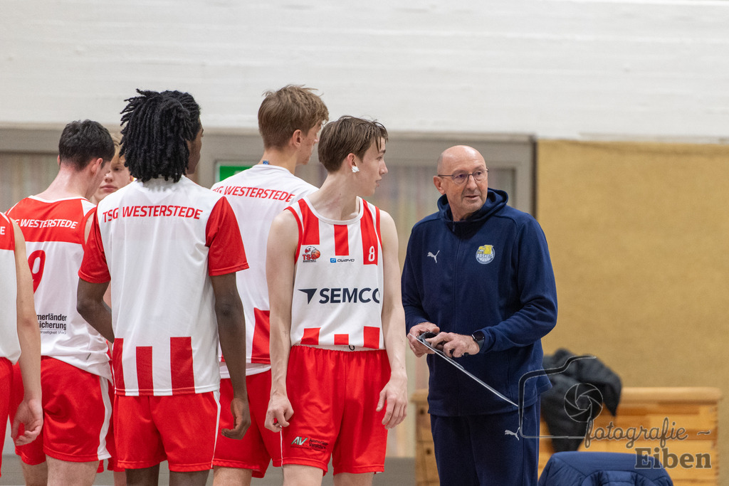 TSG Westerstede-Fortuna Logabirum | Basketball 2. Regionalliga; TSG Westerstede 2 (weiß)- Fortuna Logabirum (blau) am 12.12.2025 in Westerstede (Hössensportzentrum), Photo: Philip Eiben 2025 - Realisiert mit Pictrs.com