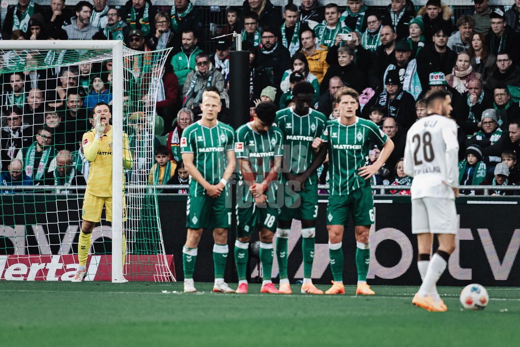 Fußball | Männer | Saison 2025/2026 | 1. Fußball-Bundesliga | 6. Spieltag | SV Werder Bremen vs. FC St. Pauli | 04.10.2025 | links Karl Hein (#13, SV Werder Bremen) weist seine Spieler in der Mauer zurecht