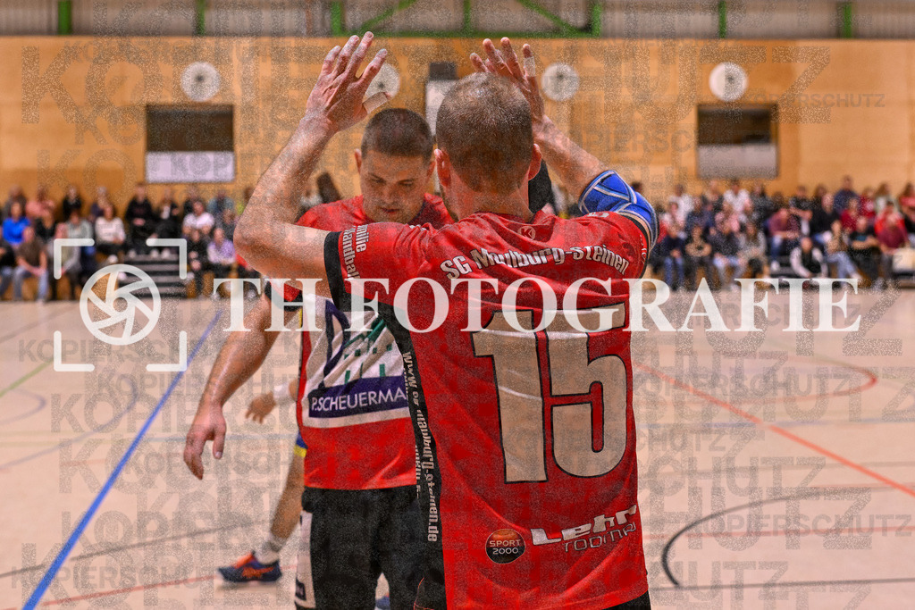 GER, SG Maulburg/Steinen - SG Allensbach/Dettingen, Handball, Landesliga Suedbaden, 2. Spieltag, Saison 2024/2025, 28.09.2024 | Tim Lindner (SG Maulburg/Steinen, #09) und Daniel Winkelbeiner (SG Maulburg/Steinen, #15) klatschen sich ab.GER, SG Maulburg/Steinen - SG Allensbach/Dettingen, Handball, Landesliga Suedbaden, 2. Spieltag, Saison 2024/2025, 28.09.2024Foto: TH Fotografie/Thomas Hess