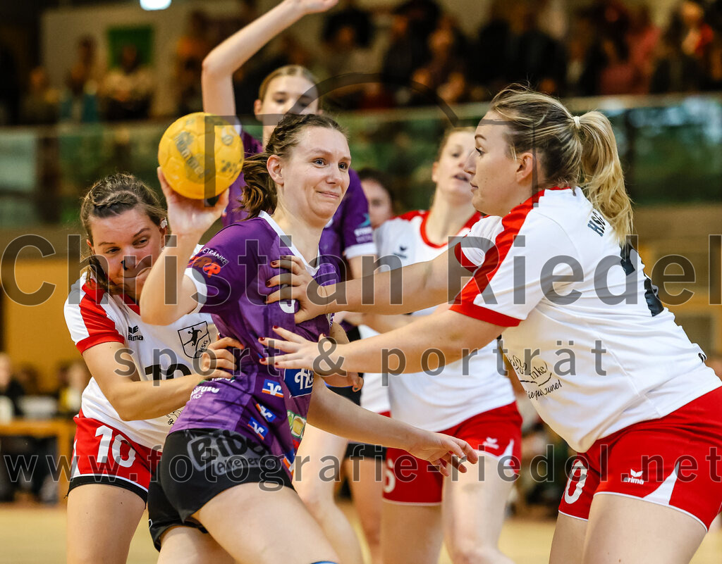 2024-10-13_048_SpVgg_Altenerding_gegen_SC_Freising | Erding, Deutschland, 13.10.2024:Handball, Bezirksoberliga Frauen Altbayern 2024 / 2024, 3. Spieltag, SpVgg Altenerding gegen SC Freising, Endergebnis: 26:35Amelie Forkel (HSG Freising-Neufahrn, #10), Julia Kranich (SpVgg Altenerding, #9), Theresa Obermeier (HSG Freising-Neufahrn, #20)Foto: Christian Riedel / fotografie-riedel.net