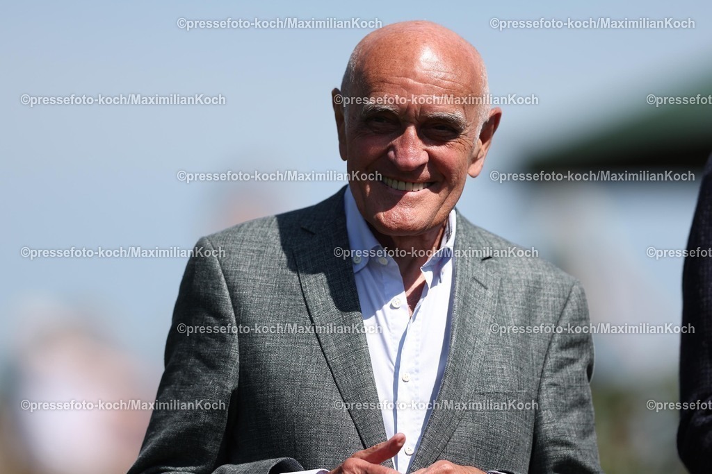 HanMX01052588018 | 01.05.2025, Fußball, Hannover 96 Renntag, Die Fußballprofis von Hannover96 zu Gast auf der Pferderennbahn Neue Bult. Im Bild Martin Kind (Aufsichtsrat Aufssichtsratsmitglied Hannover 96 Vorstand Geschäftsführung) lachend gut gelaunt Freude Mimik lacht Lächelnd