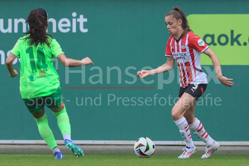 Fussball, Testspiel Frauen, VfL Wolfsburg - PSV Eindhoven | v.li.: Nuria Rabano (VfL Wolfsburg, 14) und Joelle Smits (PSV Eindhoven, 9) im Zweikampf, Duell, Dynamik, Aktion, Action, Spielszene