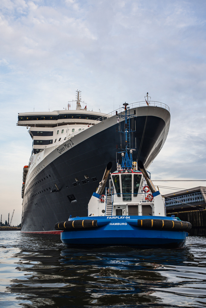 QM2 + FP 94 | Bugansicht der Queen Mary 2 mit Schlepper Fairplay 94 - Realisiert mit Pictrs.com
