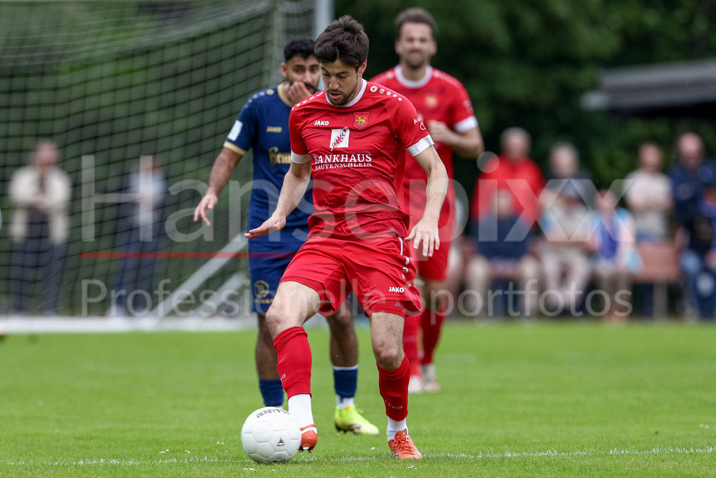 Fussball, Relegation Regionalliga Nord, SV Hemelingen - FSV Schöningen | Christian Skoda (FSV Schöningen, 7) am Ball, Einzelbild, Ganzkörper, Aktion, Action, Spielszene
