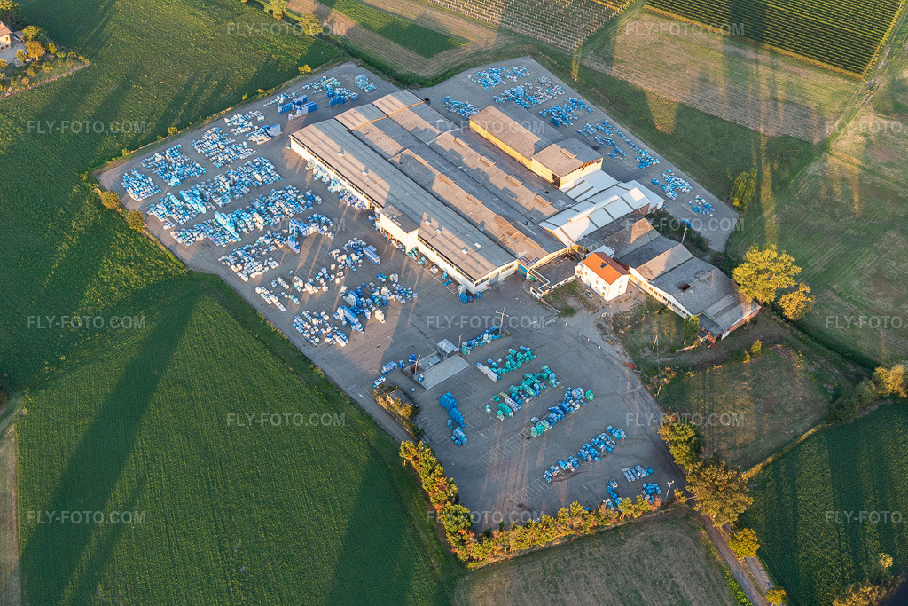 Aerial view: Logiker srl in Scandiano in the state Reggio Emilia, Italy.Photo: IMG_134763.jpg taken on 09/19/2022 by Werner Riehm/FLY-FOTO.comResolution of the original: 5472 x 3648 pxLogiker - Ceramica Flaminia è un'azienda internazionale di commercializzazione ceramiche