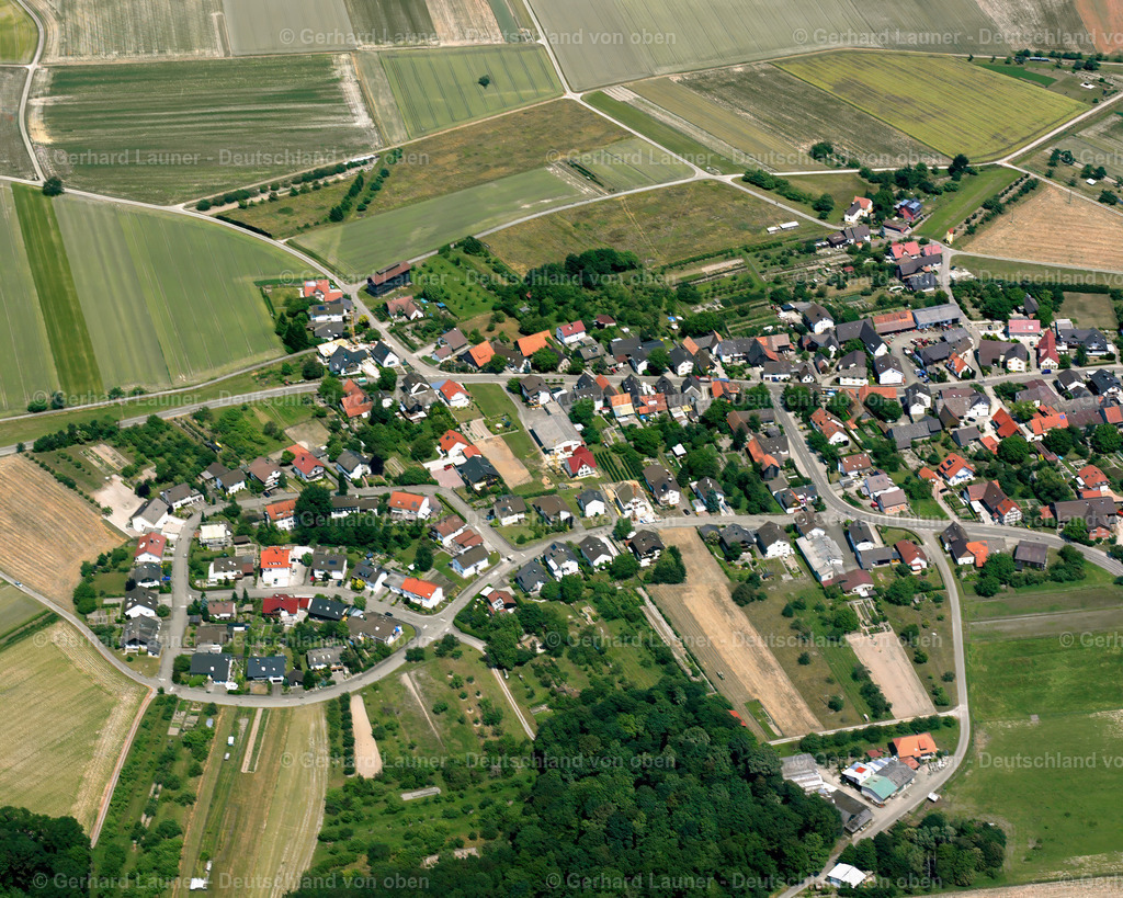 2526212 | MOOS 01.08.2005 Landwirtschaftliche Nutzflächen und Feldgrenzen  umsäumen das Siedlungsgebiet des Dorfes in Moos im Bundesland Baden-Württemberg, Deutschland // Agricultural land and field boundaries surround the settlement area of the village  in Moos in the state Baden-Wuerttemberg, Germany Foto: Gerhard Launer