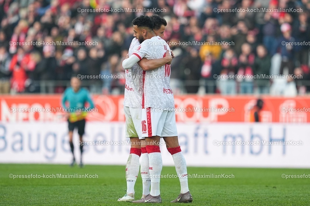 xYDRx24012601078 | 24.01.2026, xydrx, Fußball, 3.Liga, Rot-Weiss Essen - TSV Havelse, Saison 2025 2026, Stadion an der Hafenstraße: Ruben Reisig (Rot-Weiss Essen #16) und Michael Schultz (Rot-Weiss Essen #4) freuen sich über den 4:1 Sieg    DFB regulations prohibit any use of photographs as image sequences and or quasi-video. Photo: xYannisxDreimannxPressefotoKochx