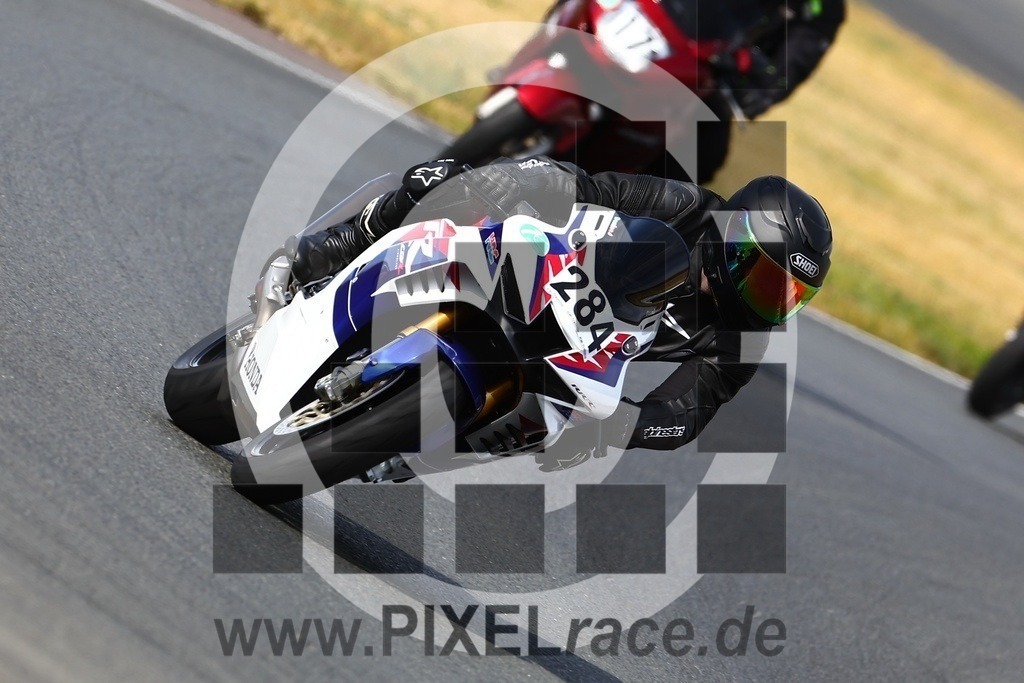 0284-20240909_01532 | Schöne Erinnerungen an spannende Momente - das festzuhalten ist unser Job. PIXELrace.de ist seit 2003 auf den Rennstrecken Europas unterwegs um die Action draußen beim Fahren und die wunderbare Stimmung imm Fahrerlager für euch einzufangen.