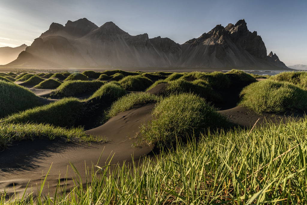 island-2019-348 | Der Berg Vestrahorn und die vorgelagerte Dünenlandschaft mit schwarzem Sand auf der Landzunge Stokksnes im Südosten von Island. - Realisiert mit Pictrs.com