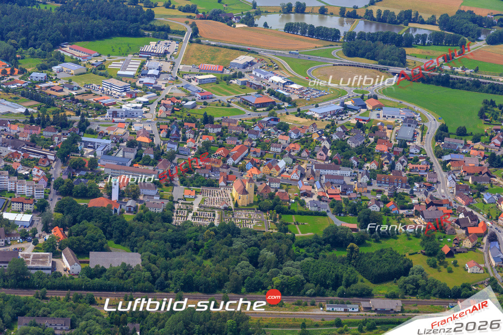 Die Luftaufnahme der Stadt Altenstadt-an-der-waldnaab wurde vom UL-Flugzeug heraus erstellt ( keine Drohne )- hohe Auflösung für beste Qualität