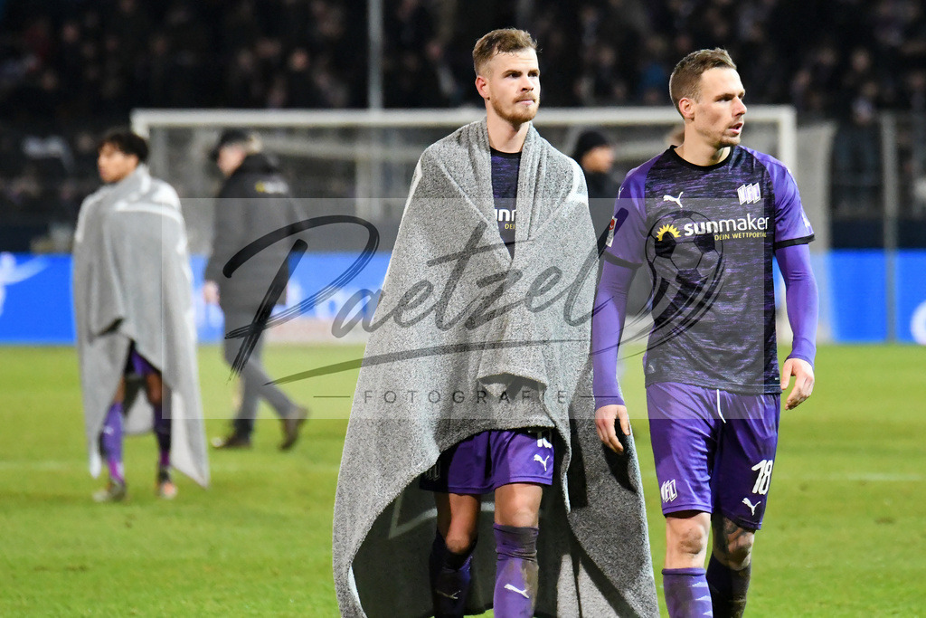 20200129_OSNSVS_0085JPG | Fußball, Herren: Joost van Aken (VfL Osnabrück) und Maurice Trapp (VfL Osnabrück) schauen enttaeuscht, niedergeschlagen, frustriert nach der Niederlage beim Spiel der 2. Bundesliga zwischen VfL Osnabrück vs. SV Sandhausen am 29.01.2020 im Stadion an der Bremer Brücke in Osnabrück, Deutschland.(Foto von Nico Paetzel) - Realisiert mit Pictrs.com
