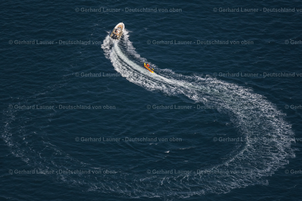 4038085 | PELZERHAKEN 07.08.2020 Motorboot - Schnellboot in Fahrt mit Bananenboot im Schlepptau auf der Ostsee bei Pelzerhaken im Bundesland Schleswig-Holstein, Deutschland. // Motorboat - Speedboat driving with a banana boat in tow on the Baltic Sea near Pelzerhaken in the state Schleswig-Holstein, Germany. Foto: Gerhard Launer