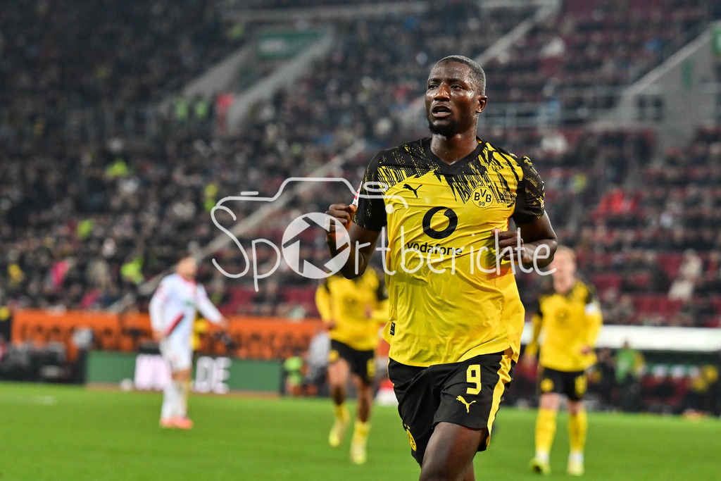 FC Augsburg - Borussia Dortmund | AUGSBURG, GERMANY - Serhou GUIRASSY (Borussia Dortmund 9) celebrates the goal to 0-1 during the bundesliga match between FC Augsburg vs. Borussia Dortmund on matchday 9 at WWK Arena on October 31, 2025 in Augsburg, Germany / DFL REGULATIONS PROHIBIT ANY USE OF PHOTOGRAPHS AS IMAGE SEQUENCES AND/OR QUASI-VIDEO / Carney CHUKWUEMEKA (Borussia Dortmund 17)