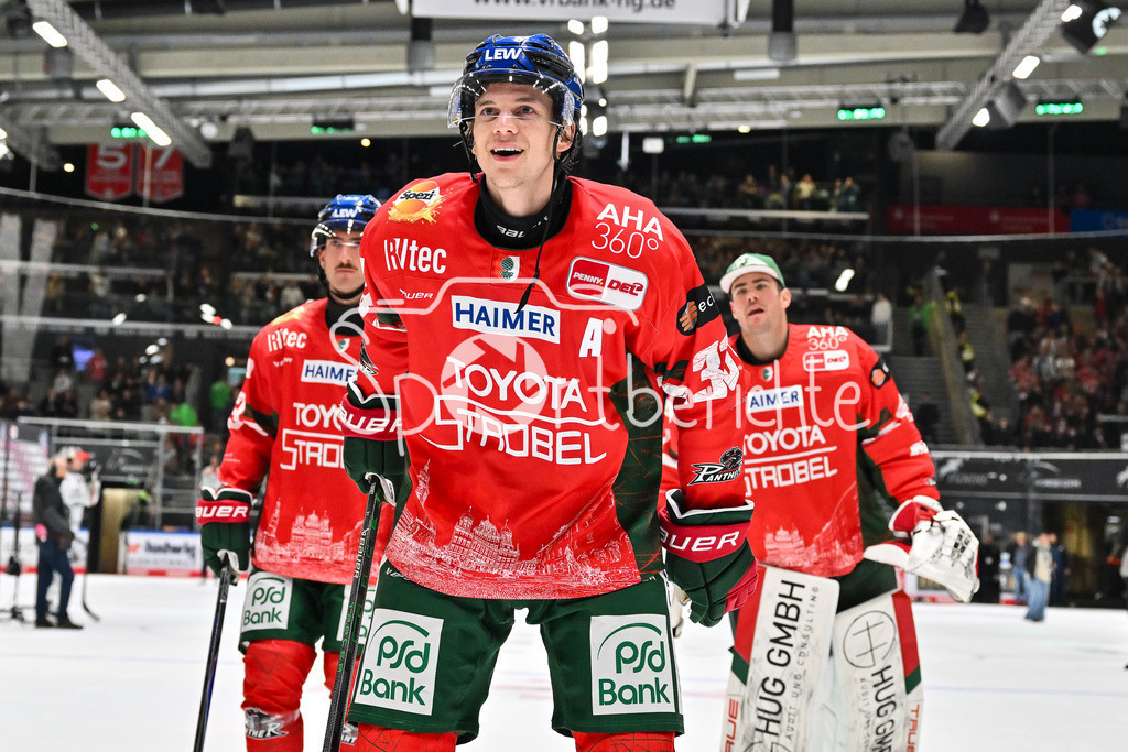 Augsburger Panther - Kölner Haie | Glückliche Augsburger Panther feiern den Heimsieg gegen Köln mit den heimischen Fans / DEL: Augsburger Panther - Kölner Haie; Curt Frenzel Stadion am 26.09.2025 / Tim WOHLGEMUTH (Augsburger Panther 33)