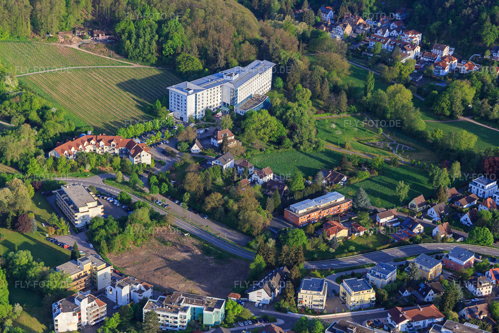 Kurpark Bad Bergzabern und Edith-Stein-Fachklinik - Klinik für Orthopädie http://www.reha-bza.de/ | Luftbild: Kurpark Bad Bergzabern und Edith-Stein-Fachklinik - Klinik für Orthopädie http://www.reha-bza.de/ in Bad Bergzabern im Bundesland Rheinland-Pfalz in Deutschland. Foto: IMG_106955.jpg vom 27.04.2018 durch Werner Riehm/FLY-FOTO.de - Realisiert mit Pictrs.com