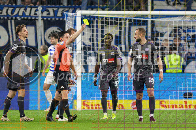 07.04.2026, GER, Fussball, Herren, 3. Liga, Saison 2025/2026, MSV Duisburg - VfL Osnabrück | David Kopacz (Osnabrück) erhält die gelbe Karte von Schiedsrichter Nico Fuchs 