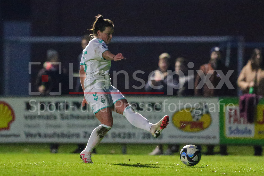 Fussball, Testspiel Frauen, SV Henstedt-Ulzburg - SV Werder Bremen | v.li.: Jasmin Sehan (SV Werder Bremen, 15) am Ball, Freisteller, Einzelbild, Ganzkörper, Aktion, Action, Spielszene