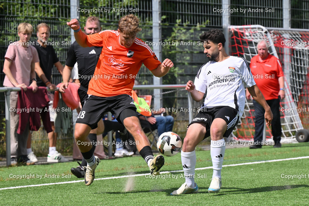 PSV Neumünster vs VfR Neumünster | Abbas Sharba (TSVK #6) vs Michel Feldkamp (Heikendorf #18) / Fußball-Landesliga Männer 2026/2027 / TSV Kronshagen vs Heikendorfer SV / 01.08.26 - Realisiert mit Pictrs.com