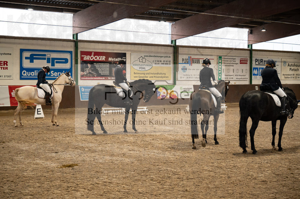 Hallenreittunier Voxtrup 2023 | Entdecke hochwertige Reitturnierfotos von Foto Oger. Professionell, emotional und authentisch – jetzt Lieblingsmomente im Shop bestellen. - Realisiert mit Pictrs.com