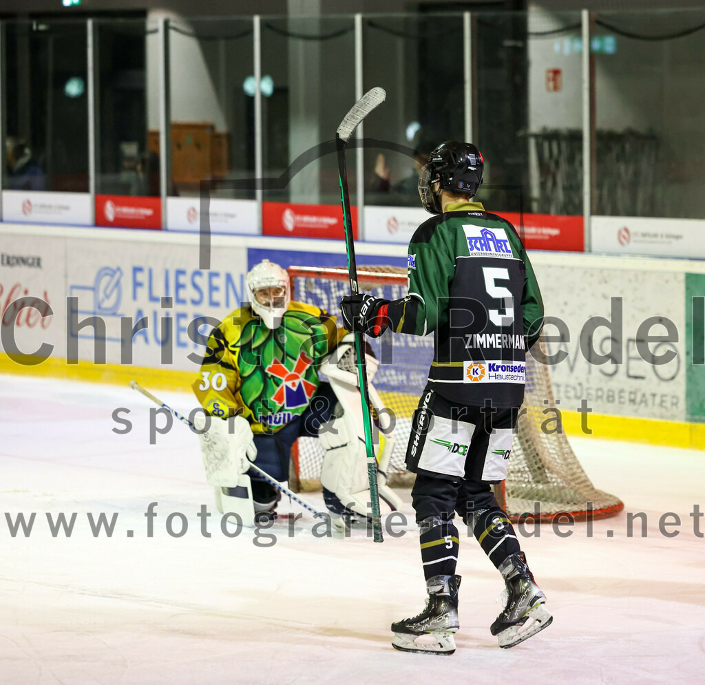 2022-12-16_108_TSV_Erding_gegen_EC_Pfaffenhofen | Erding, Deutschland, 16.12.2022:
Eishockey, Bayernliga 2022 / 2023, 21. Spieltag, TSV Erding gegen EC Pfaffenhofen, Endergebnis: 14:1

Torwart Hannes Kiefer (EC Pfaffenhofen, #30), Florian Zimmermann (Erding Gladiators, #5)

Foto: Christian Riedel / fotografie-riedel.net