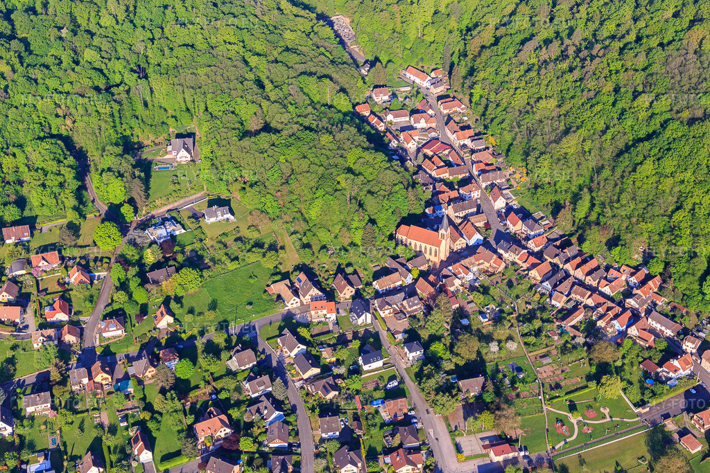 Vue aérienne: Église Sainte Marie Auxiliatrice et rue du Cimetière à Ottersthal dans le département Bas Rhin, France. Photo: IMG_145972.jpg prise le 01/05/2025 par Werner Riehm/FLY-FOTO.eu – Résolution de l'original: 5472 x 3648 px