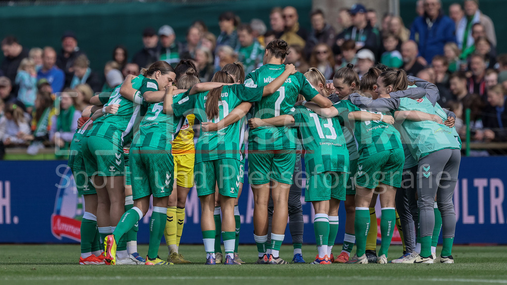 Fussball, Google Pixel Frauen-Bundesliga, SV Werder Bremen - FC Bayern München | v.li.: Spielerinnen des SV Werder Bremen  schwören sich mit einem Mannschaftskreis ein, Teamkreis, Ansprache, Motivation, DIE DFB-RICHTLINIEN UNTERSAGEN JEGLICHE NUTZUNG VON FOTOS ALS SEQUENZBILDER UND/ODER VIDEOÄHNLICHE FOTOSTRECKEN. DFB REGULATIONS PROHIBIT ANY USE OF PHOTOGRAPHS AS IMAGE SEQUENCES AND/OR QUASI-VIDEO.