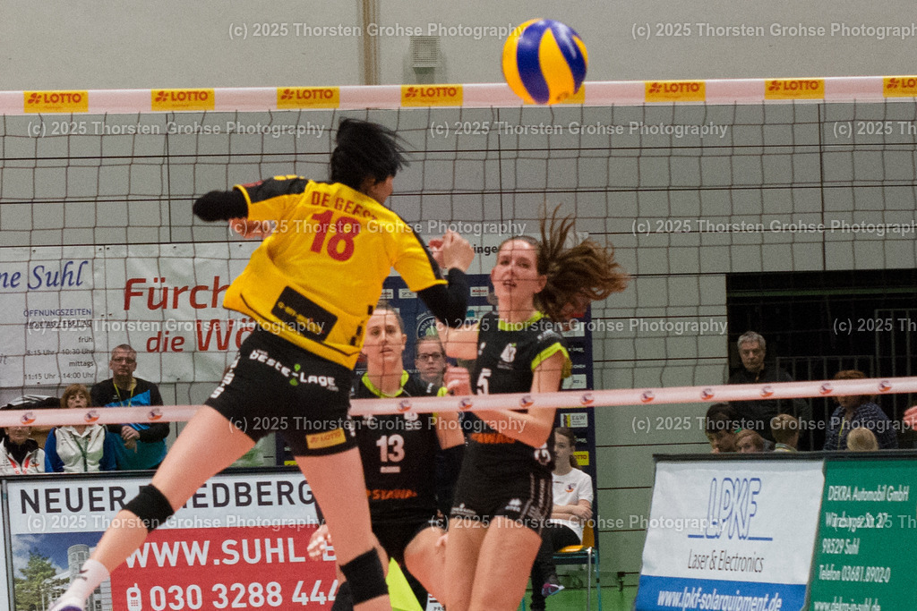 VBL VFB SUHL vs. LADIES IN BLACK AACHEN | VFB Suhl am Ball; VBL VFB SUHL vs. LADIES IN BLACK AACHEN, Volleyball-Bundesliga Frauen am 03.02.2018 in der Multihalle in Meiningen, (Deutschland) - Realisiert mit Pictrs.com