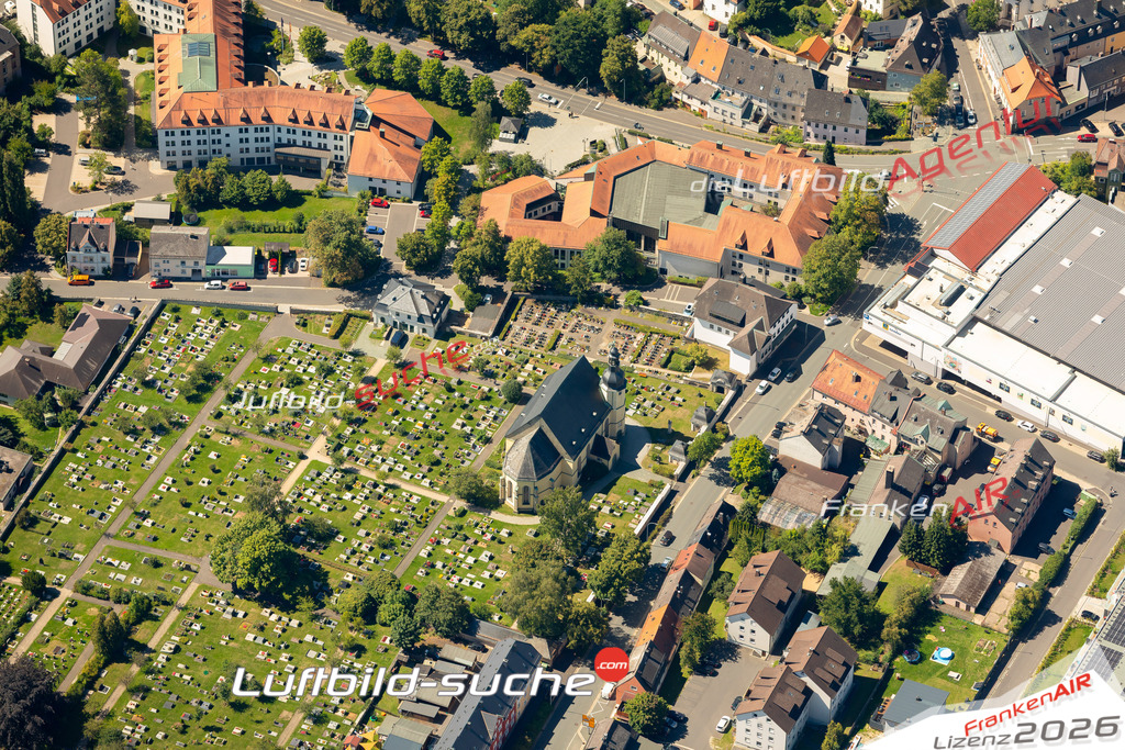 Das Luftbild zeigt : Friedhof Wunsiedel - Die Luftaufnahme wurde 2023 vom UL-Flugzeug aus erstellt ( keine Drohne ) - Hochauflösende Luftaufnahme - Für grossformatige Ausdrucke geeignet. Die Geschenkidee !Mit Lizenz und Bildrechte bestellbar