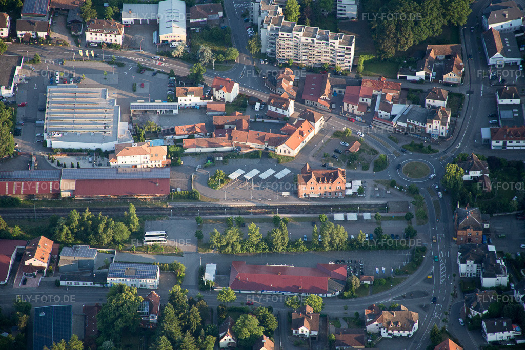 Luftbild: Gleisverlauf und Bahnhofsgebäude der Deutschen Bahn in Bad Bergzabern im Bundesland Rheinland-Pfalz in Deutschland. Foto: IMG_080350.jpg vom 05.06.2015 durch Werner Riehm/FLY-FOTO.de