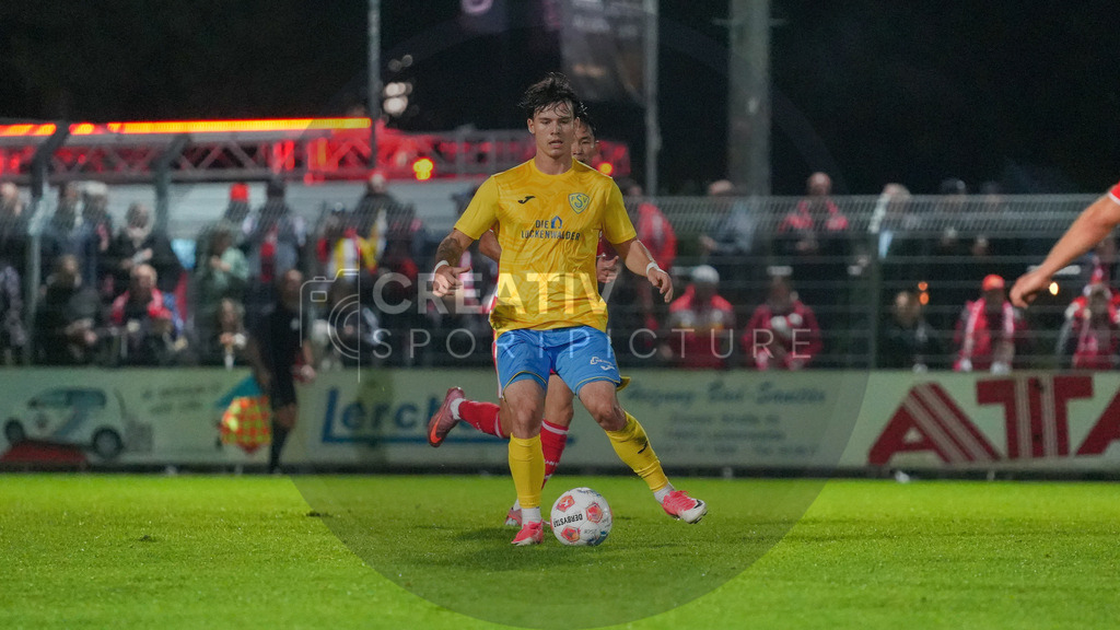 Fußball, Herren, Saison 2025/2026, Testspiel, Freundschaftsspiel, FSV 63 Luckenwalde vs. 1.FC Union Berlin, Mittwoch 08.10.2025, Werner-Seelenbinder-Stadion Luckenwalde, | Fußball, Herren, Saison 2025/2026, Testspiel, Freundschaftsspiel, FSV 63 Luckenwalde vs. 1.FC Union Berlin, Mittwoch 08.10.2025, Werner-Seelenbinder-Stadion Luckenwalde, Im Bild: Matthew Meier (Luckenwalde) - Realisiert mit Pictrs.com