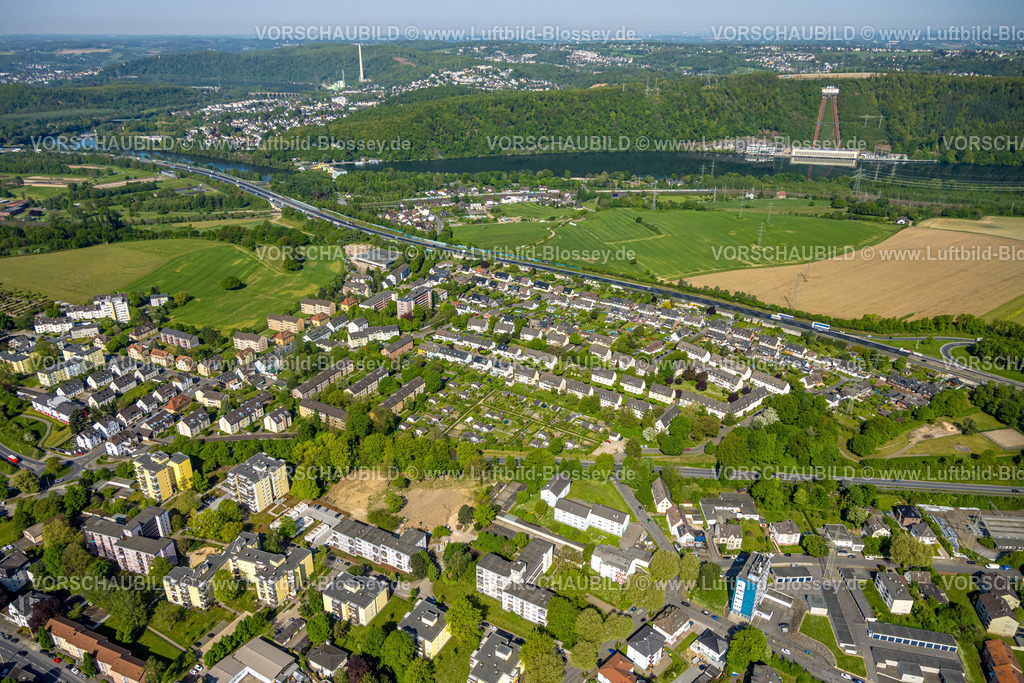 Hagen240504067 | Luftbild, Siedlung mit Danziger Straße an der Autobahn A1, Wiesen und Felder, Wohngebiet Wohnhäuser Knüwenstraße und Brachfläche, hinten der Hengsteysee mit dem RWE Koepchenwerk, Boele, Hagen, Ruhrgebiet, Nordrhein-Westfalen, Deutschland