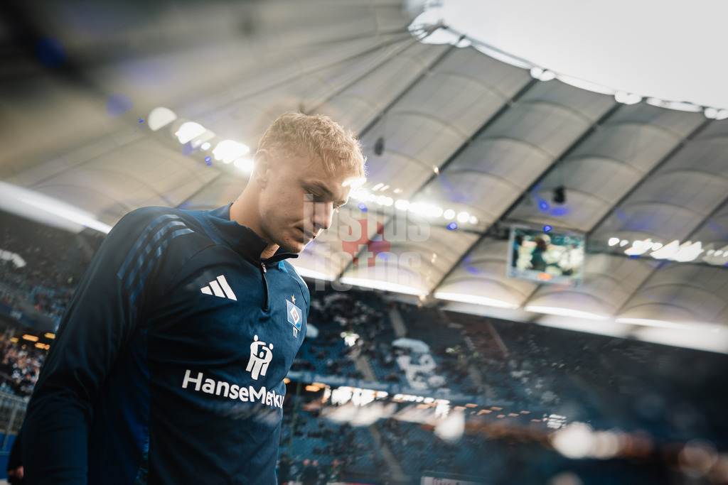 Fußball | Männer | Saison 2024/2025 | 2. Fußball-Bundesliga | 29. Spieltag | Hamburger SV vs. Eintracht Braunschweig | 11.04.2025 | Adam Karabec (#17, HSV) auf dem Weg ins Stadion