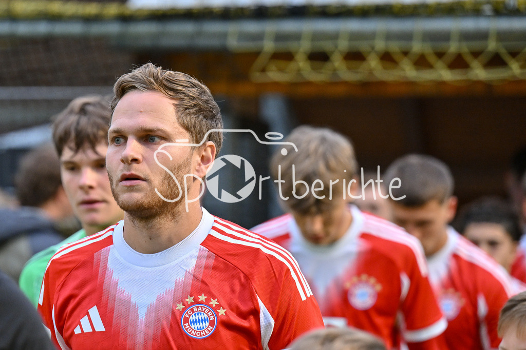 DJK Vilzing - FC Bayern Amateure | im Bild Benno SCHMITZ (FC Bayern Muenchen II 6) / Einzelfoto / Freisteller / Regionalliga Bayern: DJK Vilzing - FC Bayern Amateure; Manfred-Zollner Stadion am 23.09.2025