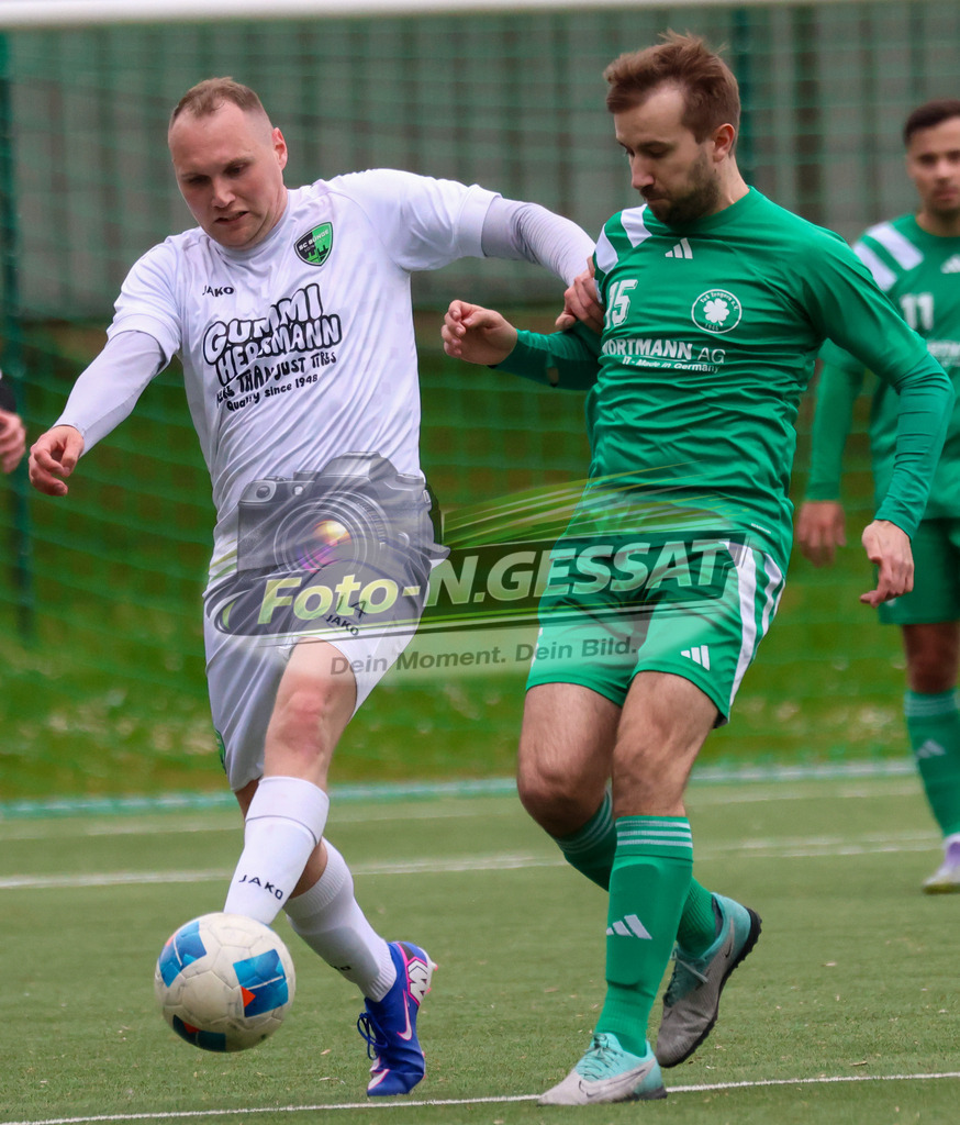 SC Bünde - TuS Tengern | Auf dem Bild zu sehen: weiß SC Bünde: Richard Reichert ; grün TuS Tengern: Björn Bredemeier SC Bünde, TuS Tengern, Saison 25/26, Bezirksliga, Hunnebrock, Deutschland - Realisiert mit Pictrs.com