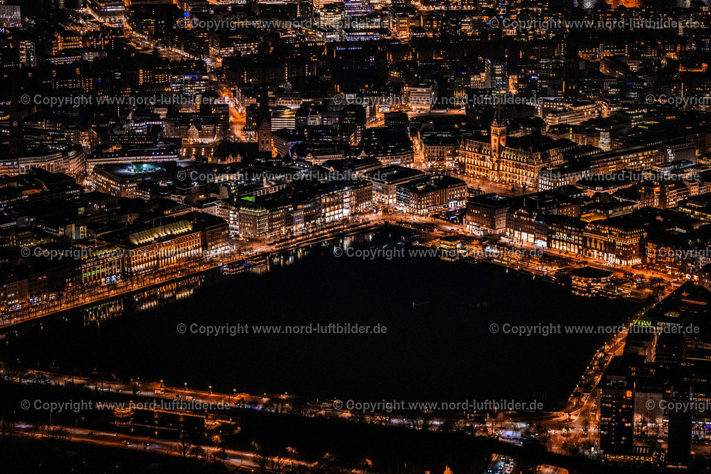Hamburg_Alster_Jungfernstieg_Nachtaufnahme_ELS_7074060325 | HAMBURG 06.03.2025 Nacht- Lichter und Beleuchtung Uferbereiche und Jungfernstieg am Seegebiet der Binnenalster mit Blick auf die Lombardsbrücke und die Kennedybrücke in Hamburg, Deutschland. // Night lighting Riparian areas on Jungfernstieg in the lake area of Binnenalster overlooking the Lombardsbruecke and the Kennedybruecke in Hamburg, Germany. Foto: Martin Elsen