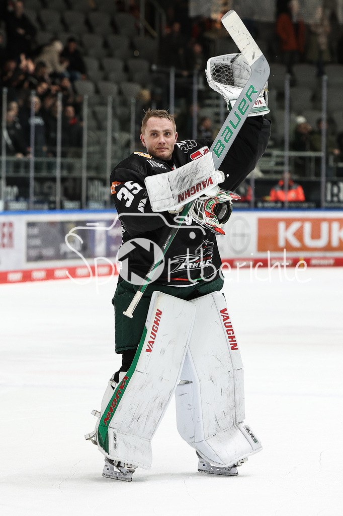 Augsburger Panther - ERC Ingolstadt | Matchwinner Markus KELLER (AEV #35) laesst sich von den Fans nach dem Spiel feiern