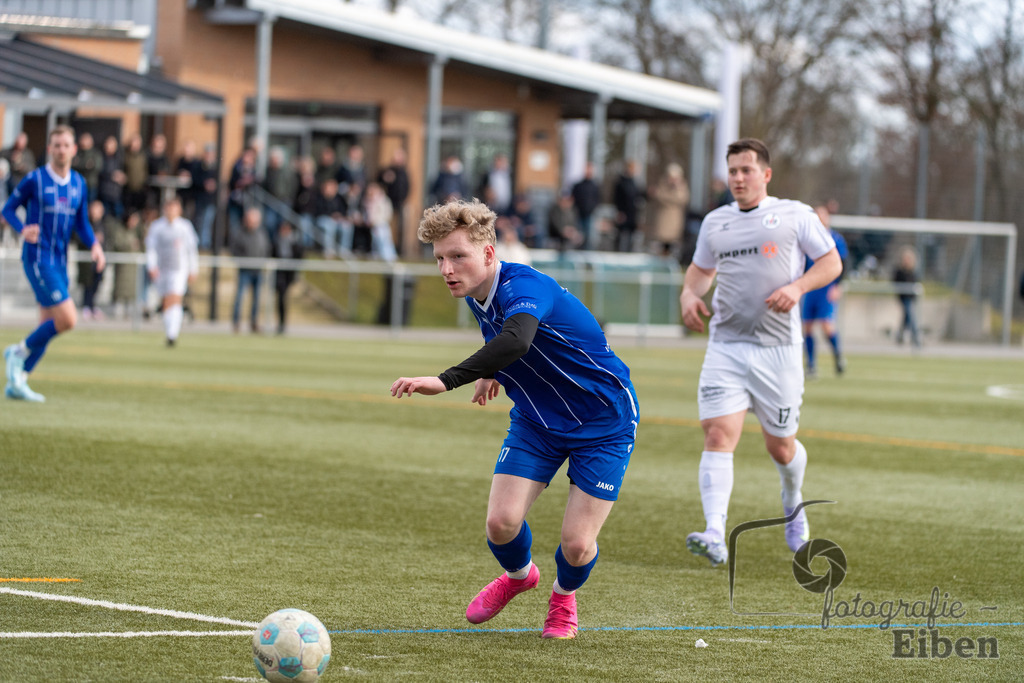FC Rastede-SV Brake | Herren Bezirks-Testspiel; FC Rastede (blau)-SV Brake (weiß) am 02.03.2025 in Rastede (Sportanlage Kötterswegs), Photo: Philip Eiben 2025 - Realisiert mit Pictrs.com