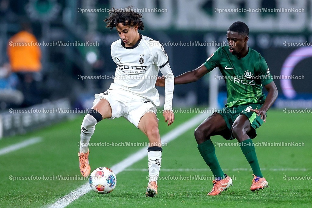 BMG13122502135 | 13.12.2025, Fußball, Borussia Mönchengladbach - VfL Wolfsburg, 1. Fußball Bundesliga, 14.Spieltag, Borussia-Park, Saison 2025 2026: Wael Mohya (Borussia Mönchengladbach #36) im Zweikampf gegen  Sael Kumbedi&nbsp;(VfL Wolfsburg #26)  DFB regulations prohibit any use of photographs as image sequences and or quasi-video.