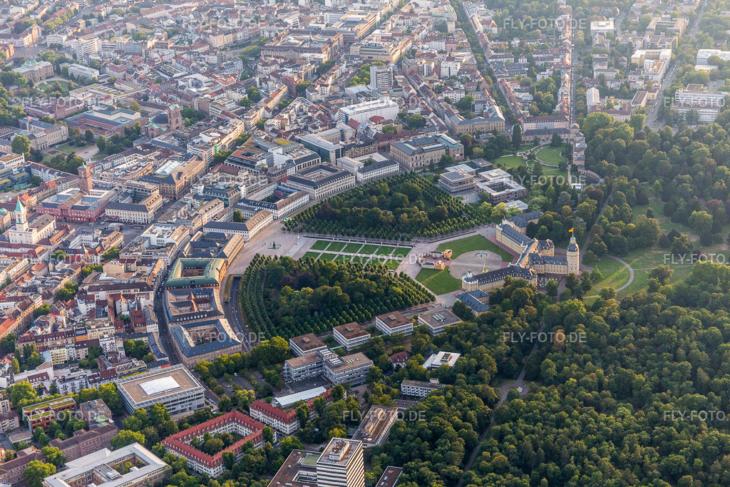 Gebäudekomplex im Schloßpark von Schloß Karlsruhe | Luftbild: Gebäudekomplex im Schloßpark von Schloß Karlsruhe im Ortsteil Innenstadt-West in Karlsruhe im Bundesland Baden-Württemberg in Deutschland. Foto: IMG_109120.jpg vom 19.07.2018 durch Werner Riehm/FLY-FOTO.de - Realisiert mit Pictrs.com