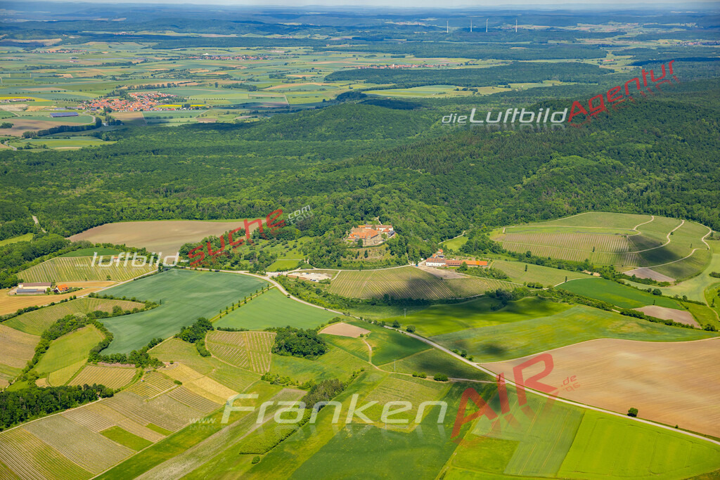 schloss-frankenberg-weigenheim-luftbild-2022-2459 | Aktuelles Luftbild von Schloss Frankenberg Weigenheim - Die Luftaufnahme wurde 2022 mittels UL-Flugzeug erstellt ( keine Drohne ) - hochauflösende Kamera-Systeme von  Canon -
Beste Qualität - Für grossformatige Ausdrucke geeignet. Die Geschenkidee !