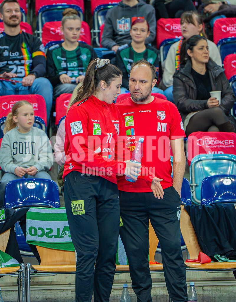 Handball I Frauen I Saison 2025-2026 I 1. HBF I 15. Spieltag I VFL Oldenburg - SV Union Halle-Neustadt 0006 | Marijana Ilic (77, SV Union Halle-Neustadt) und Andreas Wiese (SV Union Halle-Neustadt) - Realisiert mit Pictrs.com