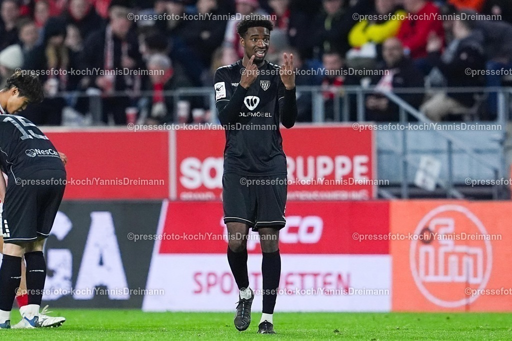 xYDRx02112502099 | 02.11.2025, xydrx, Fußball, 3.Liga, Rot-Weiss Essen - 1.FC Schweinfurt 05, Saison 2025 2026, Stadion an der Hafenstraße:  Uche Obiogumu (1.FC Schweinfurt 05 #27) gestikulierend  DFB regulations prohibit any use of photographs as image sequences and or quasi-video.