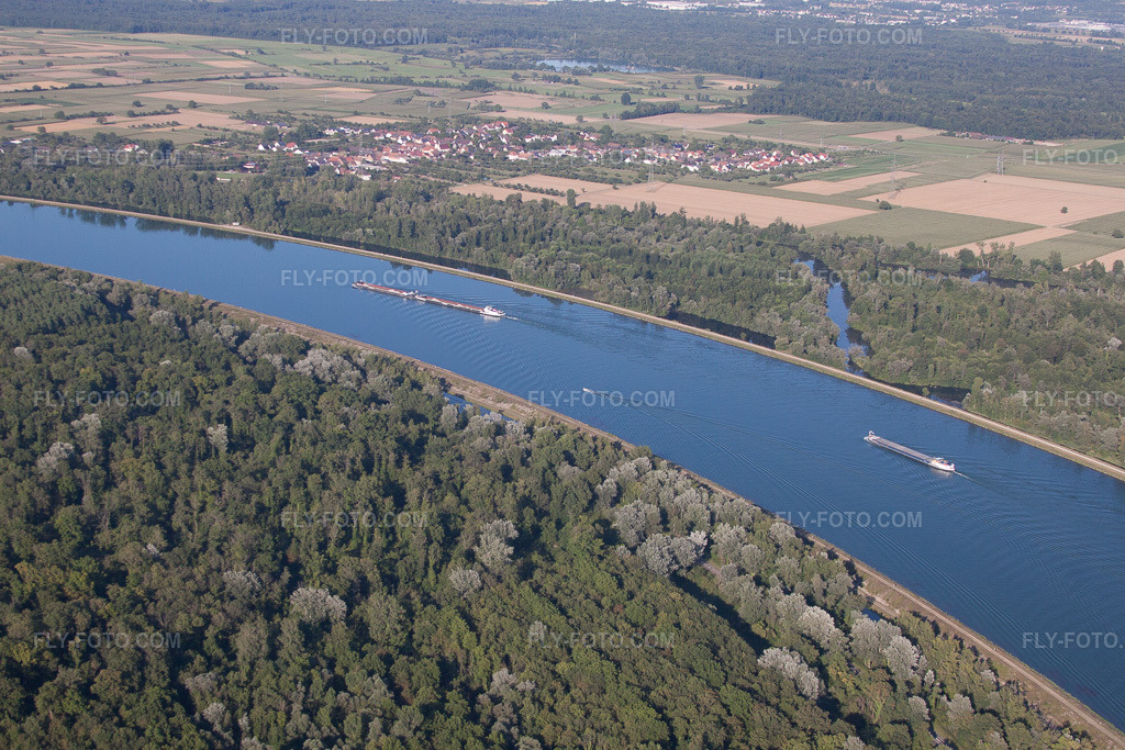 Aerial view: View of the town in Rhinau in the state Bas-Rhin, France.Photo: IMG_59480.jpg taken on 08/16/2013 by Werner Riehm/FLY-FOTO.comResolution of the original: 4752 x 3168 px
