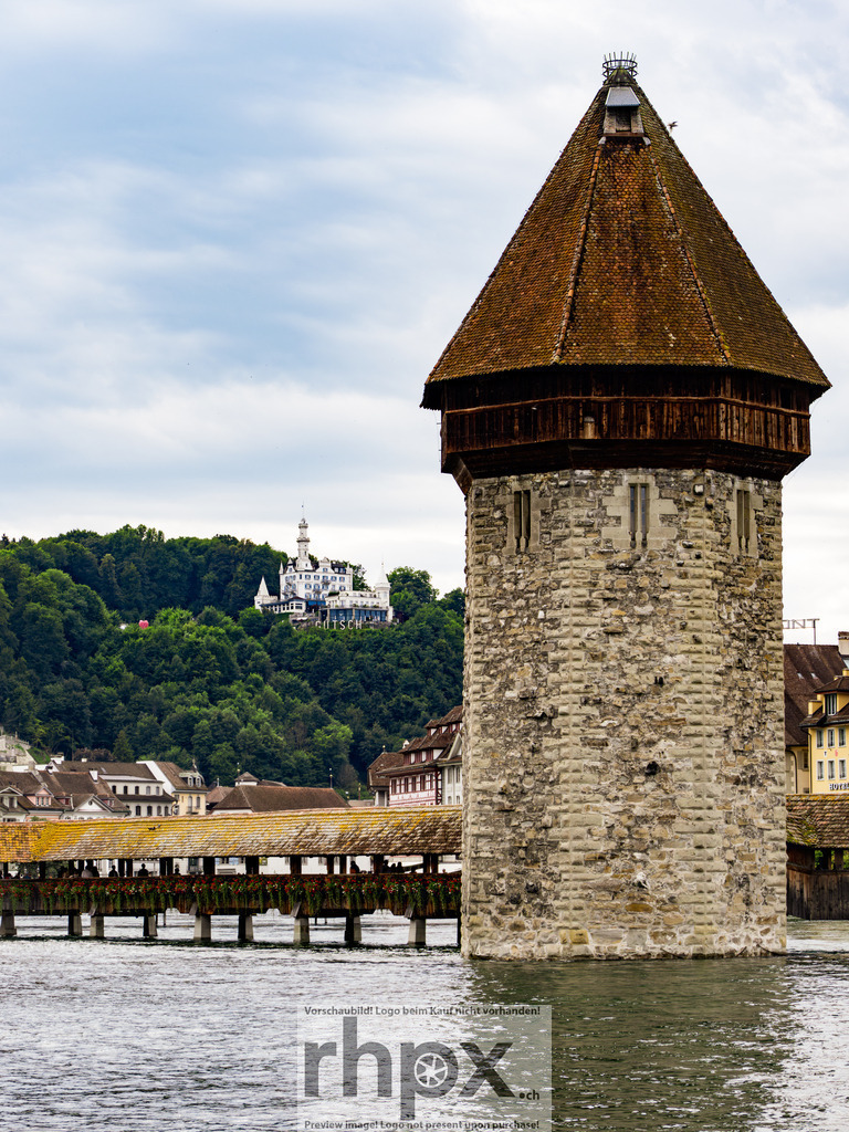 Wahrzeichen im Fokus | Stein. Beständigkeit. Geschichte.
Die detailreiche Nahaufnahme des Luzerner Wasserturms zeigt das beeindruckende Mauerwerk und das markante Ziegeldach dieses historischen Monuments. Im Hintergrund thront das weisse Schloss Gütsch als eleganter Kontrast über der grünen Waldlandschaft.
Wähle unter "Produktauswahl" dein Wunschformat: Vom klassischen Wandbild über Puzzle &amp; Tassen bis zum digitalen Download (z.B. als Handy-Hintergrund).

 - Realisiert mit Pictrs.com