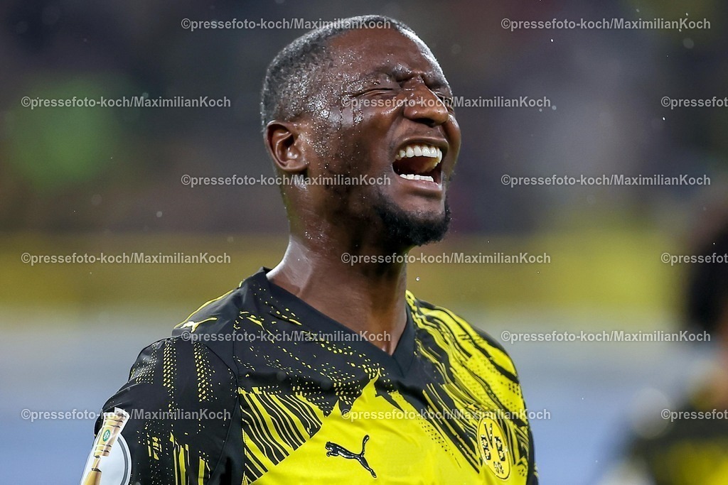 BVB02122501086 | 02.12.2025, Fußball, DFB-Pokal, Borussia Dortmund - Bayer 04 Leverkusen, Achtelfinale, Signal Iduna Park, Saison 2025 2026: Enttäuschung nach dem Ausscheiden des BVB im Pokalspiel gegen Leverkusen. Serhou Guirassy (BVB #09) Enttäuscht nach der Niederlage Mimik Verzweifelt verzweiflung DFB regulations prohibit any use of photographs as image sequences and or quasi-video.