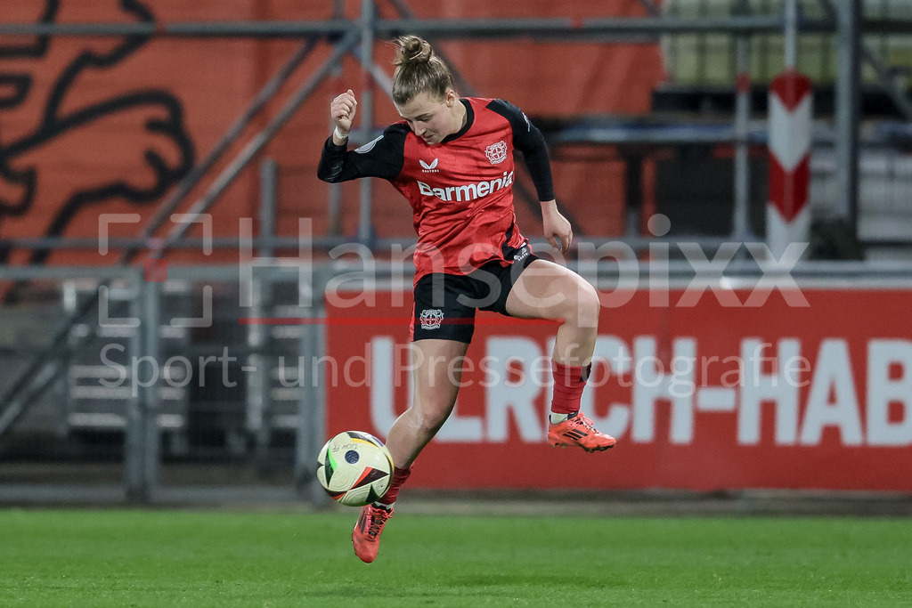 Fussball, DFB-Pokal Frauen, Bayer 04 Leverkusen - SV Werder Bremen | v.li.: Kristin Kögel (Bayer 04 Leverkusen, 11) am Ball, Freisteller, Einzelbild, Ganzkörper, Aktion, Action, Spielszene, DIE DFB-RICHTLINIEN UNTERSAGEN JEGLICHE NUTZUNG VON FOTOS ALS SEQUENZBILDER UND/ODER VIDEOÄHNLICHE FOTOSTRECKEN. DFB REGULATIONS PROHIBIT ANY USE OF PHOTOGRAPHS AS IMAGE SEQUENCES AND/OR QUASI-VIDEO.