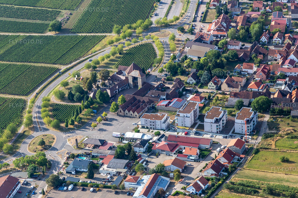 Luftbild: Weintor und Längelstr im Ortsteil Schweigen in Schweigen-Rechtenbach im Bundesland Rheinland-Pfalz in Deutschland. Foto: IMG_134264.jpg vom 29.08.2022 durch Werner Riehm/FLY-FOTO.de